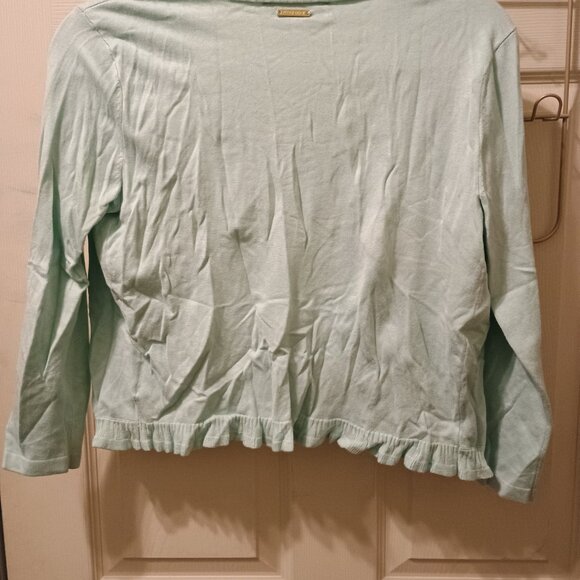 Two small sweaters - Picture 4 of 4